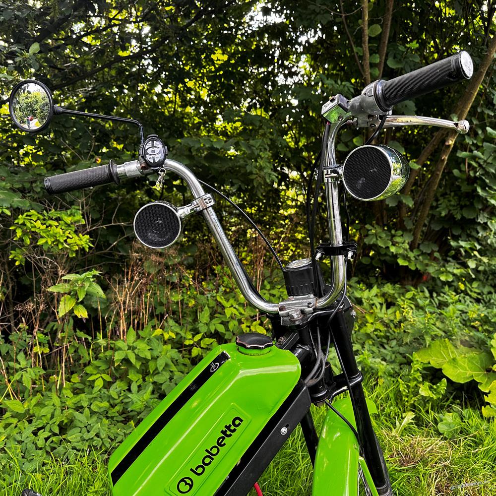 Zvukový systém s reproduktory na motocykl, skútr, ATV s USB, BT, 2 x dálkové ovládání, barva chrom